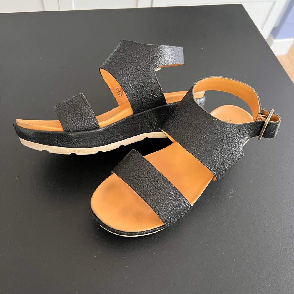 KORK-EASE SZ 7. Black. Leather upper. Buckle strap. Soft.